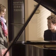 Drew Barrymore e Hugh Grant in una scena della commedia Scrivimi una canzone