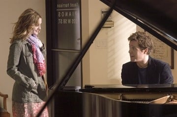 Drew Barrymore e Hugh Grant in una scena della commedia Scrivimi una canzone