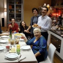 Ennio Fantastichini, Serra Yilmaz, Michelangelo Tommaso, Pierfrancesco Favino, Ambra Angiolini e Margherita Buy in una scena di Saturno Contro