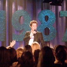 Hugh Grant in una scena di Scrivimi una canzone