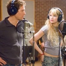 Hugh Grant in una scena del film Scrivimi una canzone
