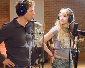 Hugh Grant in una scena del film Scrivimi una canzone
