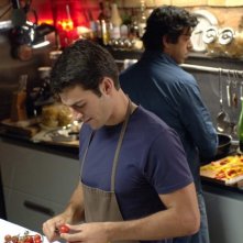 Pierfrancesco Favino e Luca Argentero in cucina nel film Saturno Contro