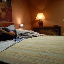 Pierfrancesco Favino e Luca Argentero (sullo sfondo) in una scena di Saturno Contro