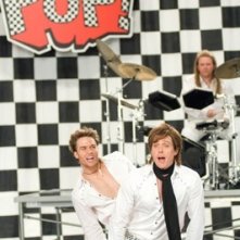 Scott Porter e Hugh Grant in una scena di Scrivimi una canzone