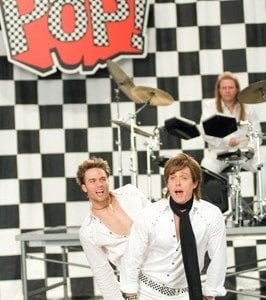 Scott Porter e Hugh Grant in una scena di Scrivimi una canzone