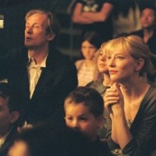 Cate Blanchett e Bill Nighy in una scena del film Diario di uno scandalo