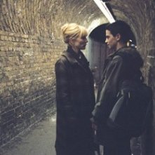 Cate Blanchett con Andrew Simpson in una scena del film Diario di uno scandalo