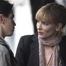 Cate Blanchett ed Andrew Simpson in una scena di Diario di uno scandalo