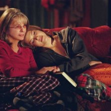 Diane Keaton abbraccia Mandy Moore in una scena del film Perchè te lo dice mamma