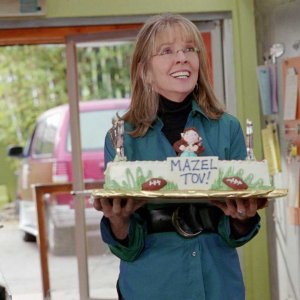 Diane Keaton con una torta in una scena del film Perchè te lo dice mamma