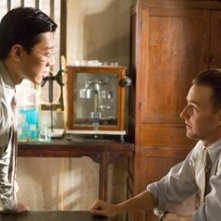 Edward Norton e Lu Xia  in una scena de Il velo dipinto