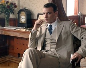 Liev Schreiber in una scena de Il velo dipinto