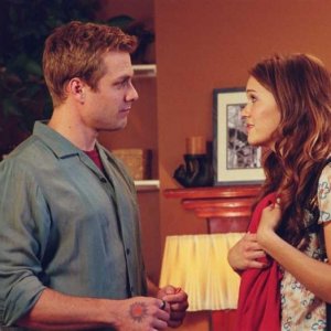 Mandy Moore e Gabriel Macht in una scena del film Perchè te lo dice mamma