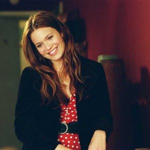 una sorridente Mandy Moore in una scena del film Perchè te lo dice mamma