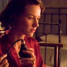 Naomi Watts si profuma in una scena de Il velo dipinto