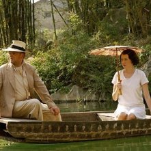 Toby Jones con Naomi Watts in una scena de Il velo dipinto