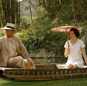 Toby Jones con Naomi Watts in una scena de Il velo dipinto