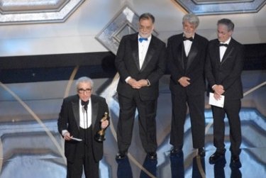 Martin Scorsese, Oscar 2007 come miglior regista per The Departed, viene premiato da Francis Ford Coppola, Steven Spielberg e George Lucas