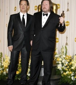 Tom Hanks, consegna l'Oscar 2007 per la migliore sceneggiatura non originale a William Monahan per The Departed