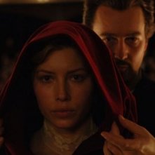 Edward Norton con Jessica Biel in una scena del film The Illusionist
