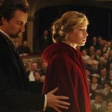 Ed Norton e Jessica Biel in una scena del film The Illusionist
