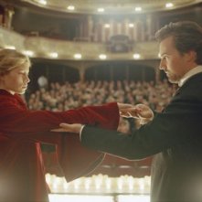 Jessica Biel con Edward Norton in una scena del film The Illusionist