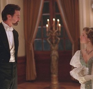 Edward Norton e Jessica Biel in una scena del film The Illusionist