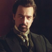 Primo piano di Edward Norton in una scena del film The Illusionist