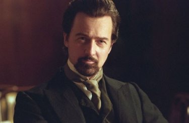 Primo piano di Edward Norton in una scena del film The Illusionist