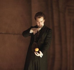 Edward Norton in una scena del film The Illusionist, da lui interpretato nel 2006