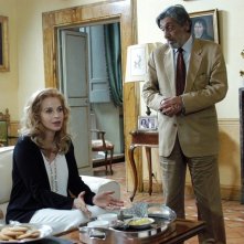 Flavio Bucci e Anna Galiena in una scena del film Lezioni di volo