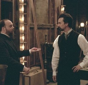 Paul Giamatti e Edward Norton in una scena del film The Illusionist