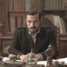 Rufus Sewell in una sequenza del film The Illusionist, del 2006