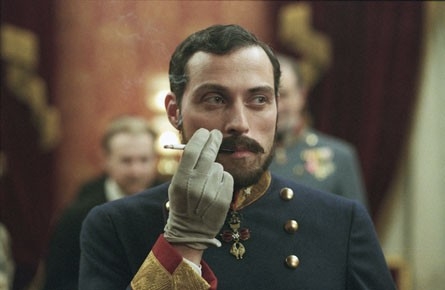 Rufus Sewell in una scena del film The Illusionist