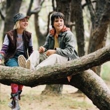 AnnaSophia Robb con Josh Hutcherson in una scena del film Un ponte per Terabithia