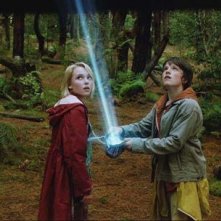 AnnaSophia Robb e Josh Hutcherson in una scena di Un ponte per Terabithia