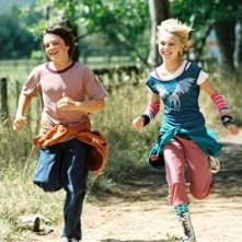 AnnaSophia Robb e Josh Hutcherson in una immagine del film Un ponte per Terabithia