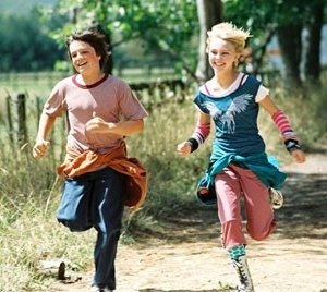 AnnaSophia Robb e Josh Hutcherson in una immagine del film Un ponte per Terabithia