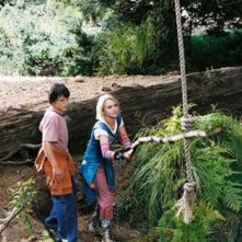 AnnaSophia Robb accanto a Josh Hutcherson in una scena del film Un ponte per Terabithia