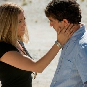 Antonio Banderas con Jennifer Lopez in una scena del film Bordertown