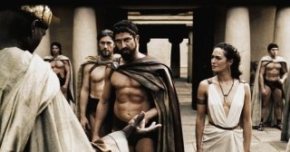 Gerard Butler con Lena Headey in una scena del film 300