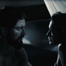 Gerard Butler e Lena Headey in una scena del film 300