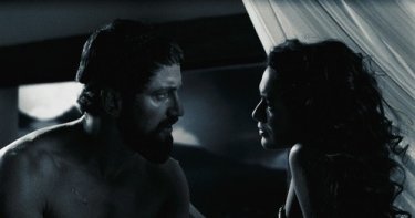 Gerard Butler e Lena Headey in una scena del film 300