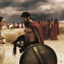 Gerard Butler e Lena Headey in una scena di 300