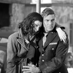 Cate Blanchett con George Clooney in una scena del film Intrigo a Berlino