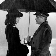 Cate Blanchett e George Clooney in una scena del film Intrigo a Berlino