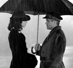 Cate Blanchett e George Clooney in una scena del film Intrigo a Berlino