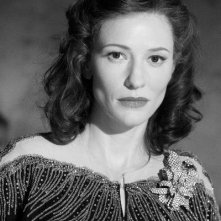 Cate Blanchett in una sequenza del film Intrigo a Berlino