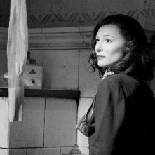 Cate Blanchett in una scena del film Intrigo a Berlino